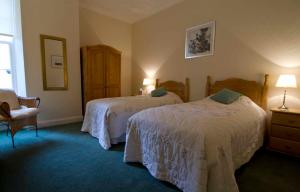 A bed or beds in a room at Ardencraig House Apartments 