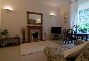 A seating area at Ardencraig House Apartments 