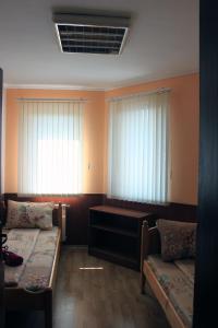 Pokój z 2 łóżkami i 2 oknami w obiekcie Osogovo Rooms w mieście Sofia