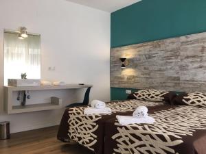 a hotel room with a bed and a sink at RoomConcept Hostel in Santo Domingo de la Calzada