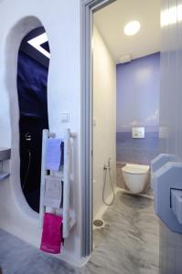 アギアアンナ・ナクソスにあるNaxian Altheaのバスルーム(トイレ、洗面台、鏡付)