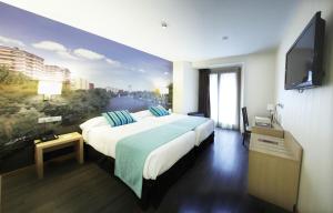 TV a/nebo společenská místnost v ubytování ELE Enara Boutique Hotel