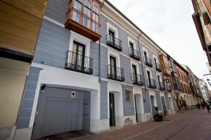 een blauw-wit gebouw aan de straatkant bij ELE Enara Boutique Hotel in Valladolid