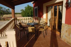a patio with chairs and a table on a balcony at Alojamientos Casa Ruiz in Archivel