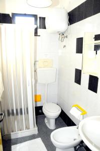 a bathroom with a toilet and a sink at Il Gatto e La Volpe in Venetico