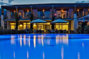 Basen w obiekcie Tullio Hotel lub w pobliżu