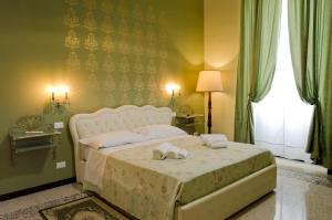 um quarto com uma cama branca com dois sapatos em Affittacamere "Angel 2" em La Spezia