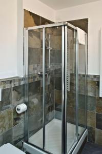 um chuveiro com uma porta de vidro na casa de banho em Affittacamere "Angel 2" em La Spezia