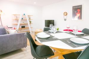 y sala de estar con mesa de comedor y sillas. en Liiiving in Porto | Cosy Experience Apartments, en Oporto