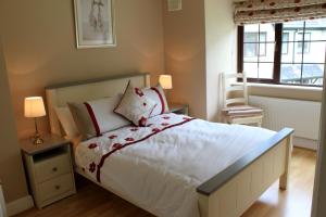 Postel nebo postele na pokoji v ubytování Garden View Self Catering Lough Rynn