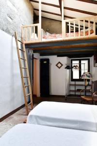 Faggeto Lario にあるLa Nutaのベッドルーム1室(二段ベッド2台、はしご付)