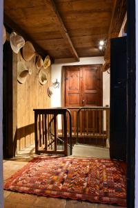 Faggeto Lario にあるLa Nutaの木製のドアと敷物が敷かれた部屋