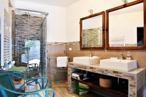 Faggeto Lario にあるLa Nutaのバスルーム(洗面台2台、鏡付)