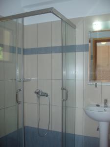 y baño con ducha acristalada y lavamanos. en Villa Kavourakia en Kolios