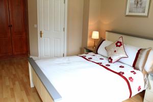 Postel nebo postele na pokoji v ubytování Garden View Self Catering Lough Rynn