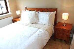 Postel nebo postele na pokoji v ubytování Garden View Self Catering Lough Rynn