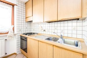 Kuchyň nebo kuchyňský kout v ubytování Appartamenti Cèsa Crepa Neigra + 60 fotografií
