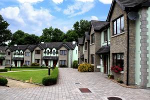 una fila de casas en un camino de ladrillo en Garden View Self Catering Lough Rynn, en Mohill