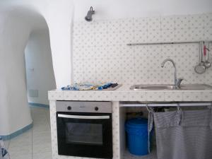 ポンツァにあるL'Isolana Case Vacanza Azzurraのキッチン(シンク、コンロ付)