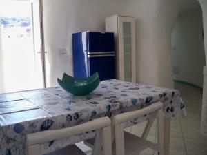 ポンツァにあるL'Isolana Case Vacanza Azzurraの台所用テーブル(上に緑の鉢付)