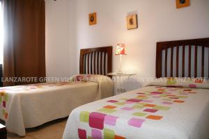 プラヤ・ブランカにあるLanzarote Green Villasのベッド2台が隣同士に設置された部屋です。