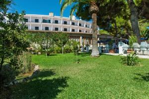 Κήπος έξω από το Hotel Cala Murada