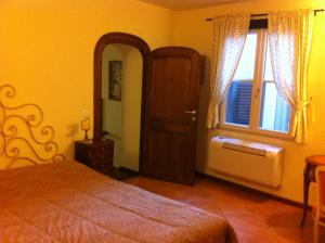 Un dormitorio con una cama grande y una ventana en Leoni, en Florencia
