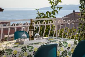 einen Tisch mit zwei Flaschen Wein auf dem Balkon in der Unterkunft Apartments Makarska in Makarska