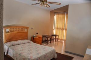 Postel nebo postele na pokoji v ubytování Hotel El Monte
