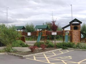 un parque infantil con tobogán en un aparcamiento en The Wishing Well en Selby