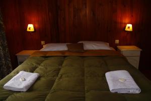 Una cama o camas en una habitación de Hosteria Las Cartas