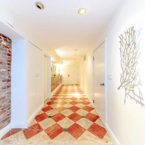 an empty hallway with a checkered floor at Chelsea Pines Inn in New York