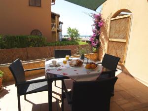 einen Tisch mit einem Teller Essen auf einer Terrasse in der Unterkunft Apartment Son Durí Seawiews 15 in Sa Ràpita