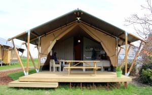 tenda con tavolo e tavolo da picnic di Glamping op het Zeugekot a Beveren
