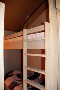 מיטה או מיטות קומותיים בחדר ב-Glamping op het Zeugekot