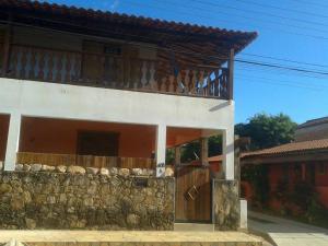 ein Haus mit einer Steinmauer davor in der Unterkunft Casa do Gil in Tiradentes