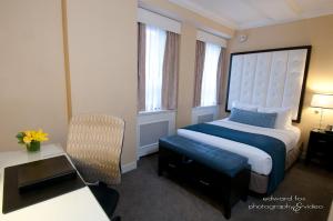 Una cama o camas en una habitación de Warwick Allerton Chicago