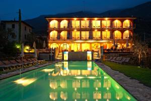 Bazén v ubytování Hotel Internazionale nebo v jeho okolí