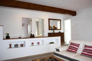 salon z kanapą i lustrem w obiekcie VILLA MANUELA by Buenavilla w mieście Puerto Calero
