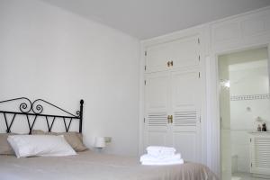 Łóżko lub łóżka w pokoju w obiekcie VILLA MANUELA by Buenavilla