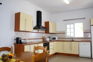 Kuchnia lub aneks kuchenny w obiekcie VILLA MANUELA by Buenavilla