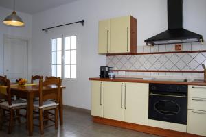 Kuchnia lub aneks kuchenny w obiekcie VILLA MANUELA by Buenavilla