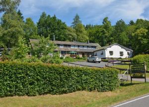 Blick auf den Gasthof von der Straße in der Unterkunft Haus Sonnentau in Monschau