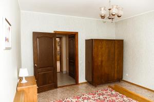 ヨシュカル・オラにある2-к квартира, 75 м², 2эт.のベッドルーム1室(ベッド1台、木製家具、シャンデリア付)