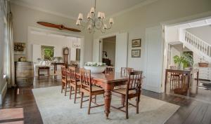 una sala da pranzo con tavolo e sedie di Torburnlea Homestead Luxury Accommodation a Nelspruit