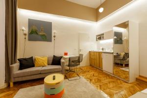 un soggiorno con divano e una cucina di Tatra 4 Studios a Budapest