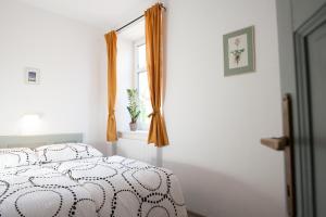 um quarto branco com uma cama e uma janela em Apartmány16 Olešnice v Orlických horách em Olešnice v Orlických horách