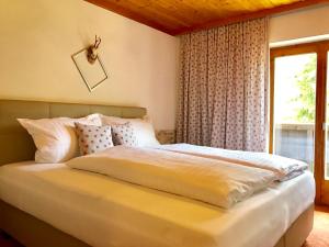 a bedroom with a large bed with a window at Hotel Schwarzer Adler in Pettneu am Arlberg