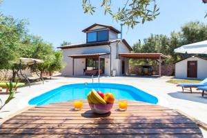 The swimming pool at or close to Stavlos
