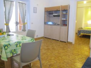 a kitchen and dining room with a table and chairs at Aparthotel Villa Marinù in Ischia